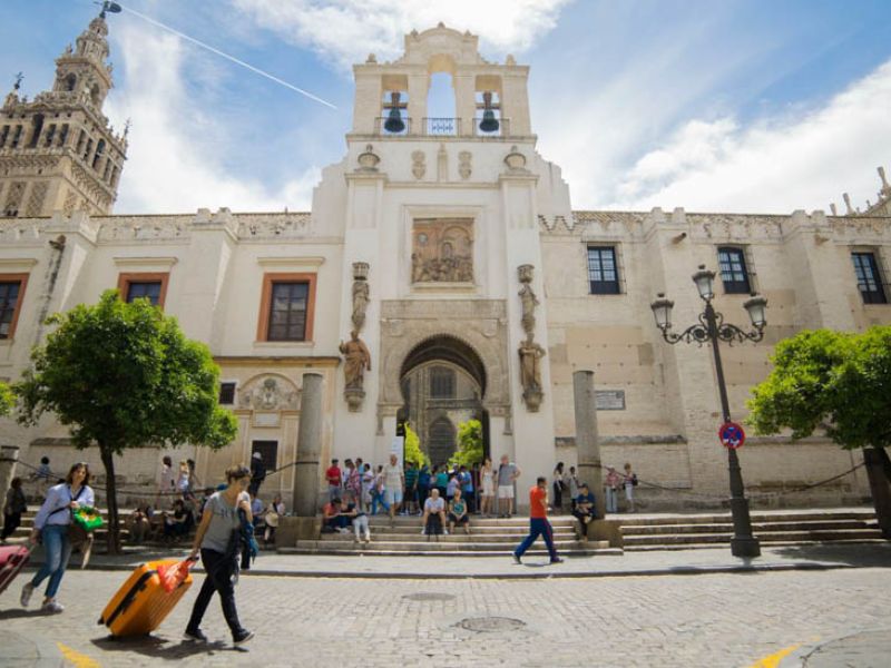El turismo genera más de 59.000 empleos en hoteles este verano, casi un 10% más que el año anterior