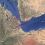 <p style="text-align: justify;">El movimiento político-militar chií Ansarolá (hutíes) que gobierna el norte de Yemen, controla todas las ciudades cercanas al estrecho de Bab el Mandeb y la costa occidental del mar Rojo, declaró a Sputnik el miembro del buró político del movimiento, Hezam Asad.</p>
 
<p style="text-align: justify;">"Sí, es absolutamente cierto que Ansarolá estableció el control sobre toda la parte yemení cercana al estrecho de Bab el Mandeb y sobre todas las zonas de la costa occidental", señaló Asad en respuesta a una solicitud para precisar cuál es la situación en las áreas alrededor de la vía marítima, informa la agencia oficial de noticias rusa Sputnik.</p>
<p style="text-align: center;"><span style="background-color: #ffff00;">El estrecho de Bab el Mandeb es considerado una de las arterias marítimas más importantes, ya que constituye la entrada sur del canal de Suez y una ruta clave entre el golfo Pérsico, Asia y Europa</span></p>
<p>El 10 de septiembre, los hutíes anunciaron que tomaron control total de las zonas próximas al estrecho, incluidas todas las islas yemeníes del mar Rojo.</p>
<p style="text-align: justify;">Con anterioridad, el presidente del Consejo de Liderazgo Presidencial de Yemen, Rashad Alimi, declaró que las FFAA yemeníes, que están del lado de las autoridades internacionalmente reconocidas, no iban a permitir a los hutíes establecer el control del estrecho de Bab el Mandeb.</p>
<h3 style="text-align: justify;">El pacto de Ormuz</h3>
<p style="text-align: justify;">Por otro lado, el acuerdo marco sobre las rutas marítimas a través de este estrecho "se anunciará pronto", pero es exclusivamente entre Irán y Omán y mantendrá cerrada la ruta sur del estrecho de Ormuz, según informó a Tasnim una fuente cercana al equipo negociador iraní.</p>
<p style="text-align: justify;">Según se informa, el acuerdo “establece detalles específicos para nuevas rutas de entrada y salida”, con la ruta de entrada ubicada&nbsp;“completamente dentro de aguas territoriales iraníes”,&nbsp;junto con “una parte de la ruta de salida”. El tráfico operará bajo&nbsp;“acuerdos iraníes”.</p>
<p style="text-align: justify;">Una vez implementada, la ruta sur que Estados Unidos había presionado para reabrir —y que la fuente describió como una causa clave de las últimas tensiones— permanecerá cerrada, continúa informando Sputnik.</p>
<p style="text-align: justify;">La fuente enfatizó que el acuerdo entre Irán y Omán&nbsp;“de ninguna manera significa la reapertura del estrecho de Ormuz”.&nbsp;Teherán ha comunicado&nbsp;siete condiciones&nbsp;a Estados Unidos a través de intermediarios. Las condiciones han sido aprobadas por las más altas autoridades iraníes, y Ormuz permanecerá cerrado hasta que se cumplan.</p>
<p style="text-align: justify;">Las condiciones incluyen:</p>
<p style="text-align: justify;">- un alto a las amenazas</p>
<p style="text-align: justify;">- el fin de los ataques, incluidos los ataques israelíes contra el Líbano</p>
<p style="text-align: justify;">- el levantamiento del bloqueo naval</p>
<p style="text-align: justify;">- la retirada de las fuerzas estadounidenses de la región</p>
<p style="text-align: justify;">- el pago de indemnizaciones de guerra</p>
<p style="text-align: justify;">- el levantamiento de las sanciones</p>
<p style="text-align: justify;">- la liberación de activos congelados</p>
<p style="text-align: justify;">&nbsp;</p>
<p style="text-align: justify;">&nbsp;</p>