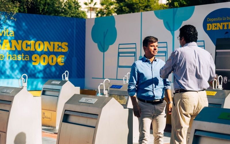 El Ayuntamiento instala ocho nuevos contenedores soterrados en la calle Frankfurt de Las Chapas