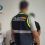 <p style="text-align: justify;">La Policía Nacional puso en marcha un operativo especial durante la época estival, en el marco geográfico de Ibiza y la Costa del Sol, para la lucha contra las organizaciones criminales itinerantes dedicadas al robo de relojes de alta gama en enclaves turísticos de relevancia.</p>
 
<p style="text-align: justify;">Agentes de la Policía Nacional, con la colaboración continua y permanente de la Polizia di Stato italiana, han detenido a 34 personas pertenecientes a varios entramados criminales, caracterizados por una violencia extrema, de carácter itinerante y presuntamente dedicados al robo de relojes de alta gama. El dispositivo especial, desplegado durante los meses de verano en enclaves turísticos clave como Ibiza y la Costa del Sol, ha permitido esclarecer 28 robos con violencia atribuidos a ocho grupos organizados, además de imputar delitos de falsedad documental, receptación y lesiones.</p>
<p style="text-align: justify;">La actuación policial se ha saldado con la recuperación de seis relojes de lujo —algunos valorados en más de 450.000 euros— y la intervención de cinco vehículos, 12 placas de matrícula dobladas, un inhibidor de frecuencias y documentación falsificada.</p>
<h3 style="text-align: justify;">&nbsp;Dispositivo especial durante los meses verano</h3>
<p style="text-align: justify;">El origen de este dispositivo tiene como punto de partida el pasado mes de enero, cuando la Policía Nacional creó un grupo operativo de coordinación específico, diseñado para monitorizar, centralizar y dar una respuesta integral a esta tipología criminal tanto a escala nacional como internacional. La necesidad de este grupo responde a una amenaza que supera el mero daño económico, dado que la violencia asociada a estos asaltos compromete la integridad física de las víctimas y afecta de forma directa a la seguridad e imagen de enclaves turísticos estratégicos.</p>
<p style="text-align: justify;">Esta unidad blindó los principales enclaves turísticos del país durante la temporada estival. Siendo conscientes del marcado carácter itinerante de estas redes criminales, el dispositivo concentró sus principales esfuerzos operativos en dos epicentros de turismo de alto nivel adquisitivo: la isla de Ibiza (Islas Baleares) y la franja de la Costa del Sol, con especial foco en Marbella y Estepona (Málaga).</p>
<p style="text-align: justify;">No obstante, la arquitectura de control se extendió a nodos logísticos y de tránsito clave como Barcelona —ciudad donde varias de las células mantenían sus bases operativas y escondites—, Madrid —núcleo de enlace y receptación-, Palma de Mallorca y puntos marítimos como Denia (Alicante). Esta cobertura geográfica integral, neutralizó la vía de escape de los autores cortando el circuito de salida de los efectos hacia el mercado negro internacional.</p>
<h3 style="text-align: justify;">Modus operandi común</h3>
<p style="text-align: justify;">Estas células criminales seguían varios patrones consolidados con rasgos comunes basados en el desplazamiento estacional a zonas turísticas, siempre por períodos cortos de tiempo, con regreso inmediato tras la comisión de los hechos delictivos.</p>
<p style="text-align: justify;">Según el origen de las bandas, unas se desplazaban a la isla de Ibiza bajo apariencia de turistas por períodos muy cortos de tiempo. Contaban con una estricta división de funciones: binomios de ojeadores o marcadores (en ocasiones hombre y mujer) dedicados a localizar a las víctimas en paseos marítimos, puertos deportivos, locales de ocio y parkings; ejecutores materiales que arrebataban las piezas mediante tirón; conductores a bordo de motocicletas para la aproximación y fuga inmediata; y vehículos turismos de alquiler para el apoyo logístico, transporte y relevo «limpio» de los efectos sustraídos.</p>
<p style="text-align: justify;">Otras bandas, con base logística principal en Barcelona y desplazamientos estacionales hacia Ibiza y la Costa del Sol -Marbella-, se caracterizaban por un empleo sistemático de violencia física intensa sobre las víctimas (incluyendo la técnica del mataleón y agresiones directas con cascos de motocicleta), utilizando vehículos de apoyo para transferir el botín con rapidez y evitar su localización en caso de interceptación policial.</p>
<p style="text-align: justify;">Para garantizar su impunidad, estas organizaciones utilizaban documentos de conducir y de identidad falsos, matrículas dobladas o manipuladas con adhesivos, prendas de ocultación y, en algún caso, un inhibidor de frecuencias.</p>
<h3 style="text-align: justify;">Fugas frustradas con piezas de medio millón</h3>
<p style="text-align: justify;">Uno de los operativos más significativos tuvo lugar en Ibiza, cuando se interceptó en el aeropuerto a varios miembros de una célula cuando pretendían embarcar hacia su país de origen con un reloj de lujo valorado en más de 450.000 euros oculto entre las pertenencias de una de las integrantes de la célula.</p>
<p style="text-align: justify;">En otra de las actuaciones, los agentes arrestaron a un grupo a las puertas de una discoteca ibicenca tras arrebatar un reloj de 50.000 euros, y localizaron en la isla a dos delincuentes en busca y captura por el robo violento de un reloj de 155.000 euros cometido previamente en Madrid.&nbsp;&nbsp;</p>
<p style="text-align: justify;">En la Costa del Sol, el hecho principal tuvo lugar a finales de julio en Marbella, donde cuatro delincuentes asaltaron a un turista en la entrada de su propia vivienda para arrebatarle su reloj. Las pesquisas permitieron su localización y arresto en Estepona, donde se practicó una entrada y registro que permitió recuperar el reloj sustraído y la ropa utilizada durante el asalto.&nbsp;</p>
<p style="text-align: justify;">A finales de agosto, las bandas intensificaron su actividad aprovechando los últimos días de la temporada alta. En la última quincena del mes, los controles preventivos y las vigilancias en puertos y aeropuertos permitieron arrestar a otras 20 personas antes de que pudieran abandonar las islas.&nbsp;</p>
<h3 style="text-align: justify;">Piezas exclusivas de casi medio millón de euros</h3>
<p style="text-align: justify;">El balance global de la operación deja seis relojes de alta gama recuperados, cuyas tasaciones individuales alcanzaban cifras que oscilaban entre los 20.000 y más de 450.000 euros.&nbsp;&nbsp;</p>
<p style="text-align: justify;">Además de las joyas, se intervinieron un turismo y cuatro motocicletas, 14 placas de matrícula fraudulentas - dos italianas y 12 españolas troqueladas o dobladas con pegatinas-, cuatro documentos de identidad y permisos de conducir falsos, un inhibidor de frecuencias y diversos dispositivos de telefonía móvil.</p>
<p style="text-align: justify;">Finalmente, la operación se saldó con 34 detenidos, los cuales pasaron a disposición de la autoridad judicial. La investigación continúa abierta y no se descartan nuevas detenciones.</p>