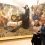 <p style="text-align: justify;">Carson impartió en octubre de 2023 la Conferencia José Pedro Pérez-Llorca del Museo con una intervención titulada Duda, inspirada en la contemplación de El perro semihundido de Francisco de Goya.</p>
 
<p style="text-align: justify;">La concesión del Premio Nobel de Literatura 2026 a Anne Carson reconoce una obra que ha renovado profundamente los límites de la creación literaria contemporánea mediante una escritura que transita con naturalidad entre la poesía, el ensayo, la traducción y la reflexión crítica. La Academia Sueca ha destacado una trayectoria caracterizada por su diálogo constante con la tradición clásica y por su capacidad para crear nuevas formas de expresión literaria.</p>
<p style="text-align: justify;">La relación de Carson con el Museo Nacional del Prado se materializó el 19 de octubre de 2023, cuando protagonizó la tercera edición de la Conferencia José Pedro Pérez-Llorca. Bajo el título Duda, la escritora canadiense propuso una reflexión sobre el acto de pensar y sobre la incertidumbre como motor de conocimiento a partir de la contemplación de El perro semihundido de Francisco de Goya, una de las obras más evocadoras de la colección del Museo.</p>
<p style="text-align: justify;">La participación de Anne Carson se inscribe en una programación que ha convertido la Conferencia José Pedro Pérez-Llorca en un espacio de referencia para el diálogo entre el arte, la literatura y el pensamiento contemporáneo. Desde su creación, el ciclo ha contado con la intervención de la historiadora británica Mary Beard, encargada de inaugurar la conferencia en 2021; del escritor y filósofo alemán Rüdiger Safranski en 2022; de la propia Anne Carson en 2023; del dramaturgo y ensayista José Sanchis Sinisterra en 2024; y del historiador británico Robin Lane Fox en 2025. La próxima edición, que tendrá lugar el 15 de octubre, correrá a cargo del académico e historiador de la literatura francés Antoine Compagnon.&nbsp;</p>
<p style="text-align: justify;">La conferencia se inscribe en una línea de trabajo impulsada por el Prado para favorecer el diálogo entre la historia del arte y otras disciplinas humanísticas. A través de conferencias, encuentros, publicaciones y programas de investigación, el Museo ha convertido sus colecciones en un espacio de inspiración para escritores, pensadores y creadores contemporáneos, promoviendo nuevas formas de aproximación al patrimonio artístico.</p>
<p style="text-align: justify;">Entre las iniciativas que mejor representan esta vocación destaca Escribir el Prado, el programa internacional de residencias literarias impulsado por el Museo con el patrocinio de la Fundación Loewe. Su primera edición contó con la participación del escritor sudafricano J. M. Coetzee, galardonado con el Premio Nobel de Literatura 2003, que desarrolló un proyecto de creación inspirado en las colecciones y la actividad de la institución.</p>
<p style="text-align: justify;">En 2024, la escritora polaca Olga Tokarczuk, Premio Nobel de Literatura 2018, se incorporó a este programa de residencias. Durante su estancia en Madrid hizo del Museo su principal espacio de trabajo e inspiración y participó en el encuentro público El mundo como una pintura, en el que dialogó con la escritora y editora Valerie Miles sobre el arte, la literatura y los procesos creativos.</p>
<p style="text-align: justify;">La presencia en el Prado de autores distinguidos con el Premio Nobel de Literatura pone de manifiesto la capacidad de sus colecciones para suscitar nuevas lecturas, inspirar proyectos creativos y generar espacios de reflexión compartida. Más allá de su condición de museo de referencia para el estudio y la conservación de la pintura europea, el Prado continúa consolidándose como un lugar de encuentro entre las artes visuales, la literatura y el pensamiento contemporáneo.</p>
<p style="text-align: justify;">&nbsp;</p>