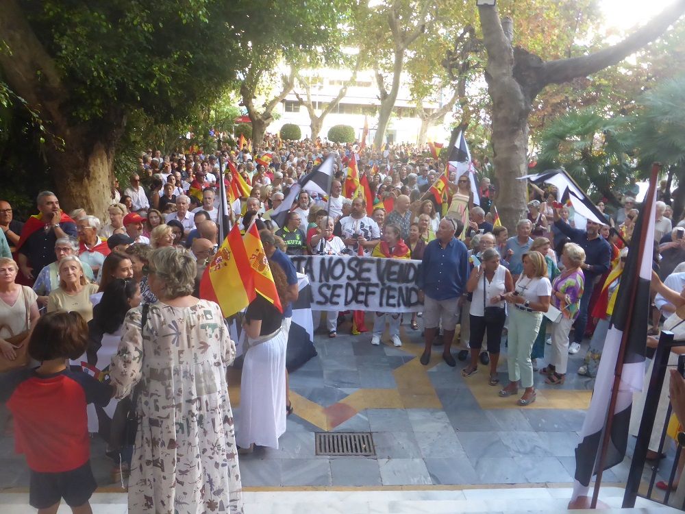 Marbella se suma al clamor nacional: "Ceuta no se vende. Ceuta se defiende"