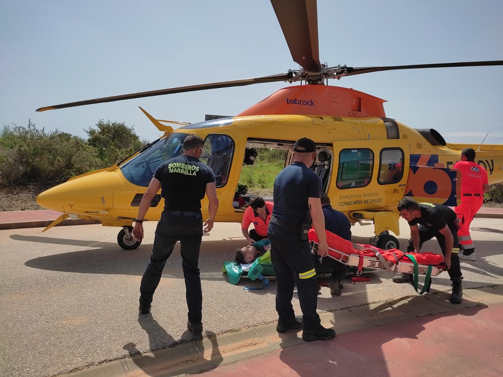 BOMBEROS MARBELLA TRASLADO HREIDO HELICÓPTERO 061 15 ABRIL 22