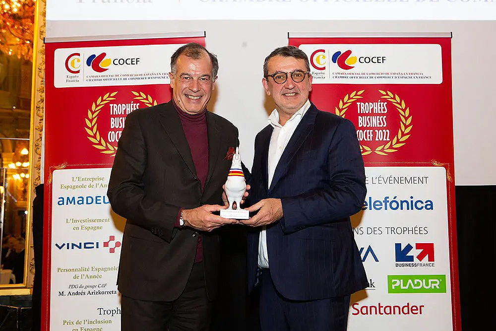 Henri Giscard dEstaing recibiendo el premio