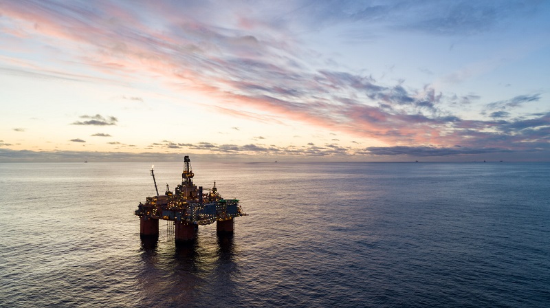 PETRÓLEO PLATAFORMA CRUDO VERTIDO