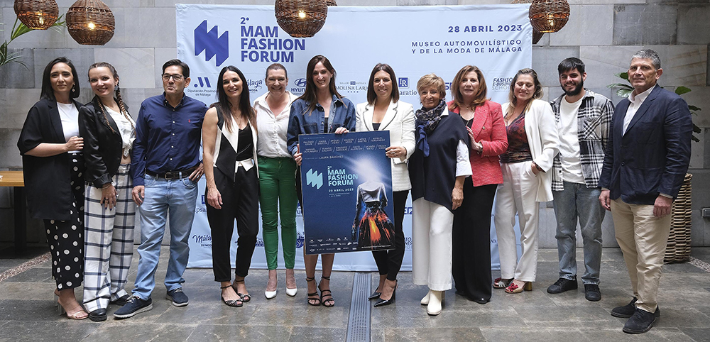 elvira carrera y mar gonzalez junto a las empresas e instituciones patrocinadoras