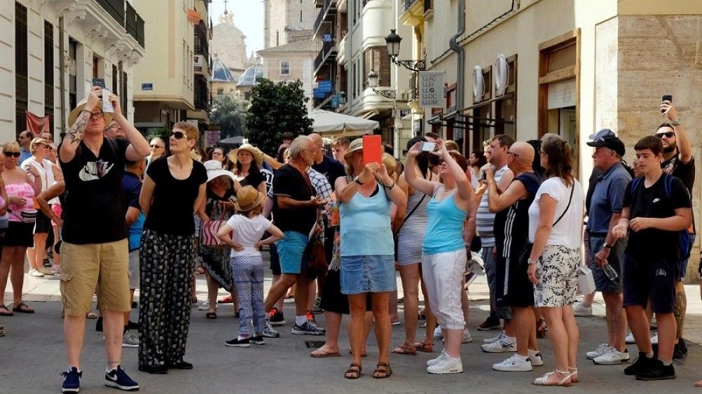 Exteriores llama a evitar viajes no esenciales y recomienda el inmediato regreso a los turistas españoles