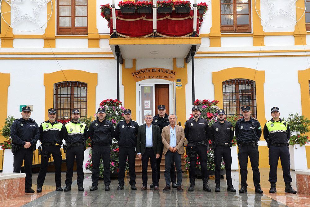 La Policía Local refuerza su estructura en San Pedro Alcántara con la incorporación de dos nuevos subinspectores y tres oficiales