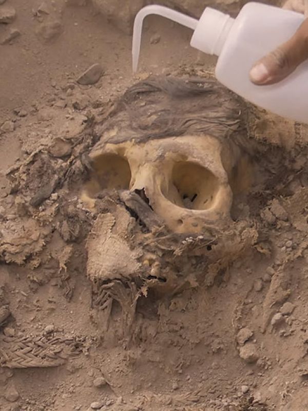 Descubren en Perú una momia prehispánica de 3.000 años bajo 8 toneladas de basura