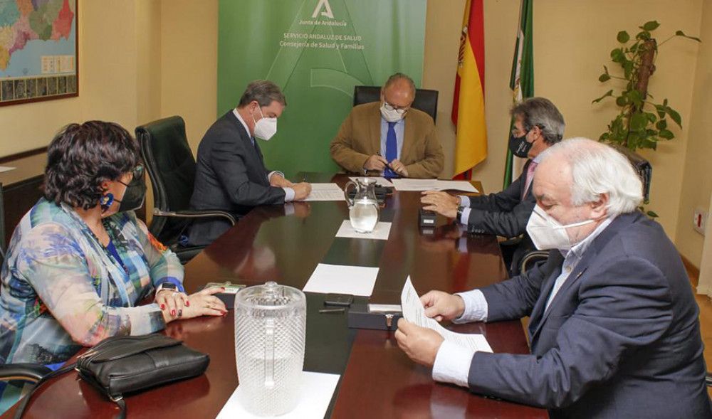 El SAS firma un convenio para fomentar la participación de enfermeros jubilados en la vacunación