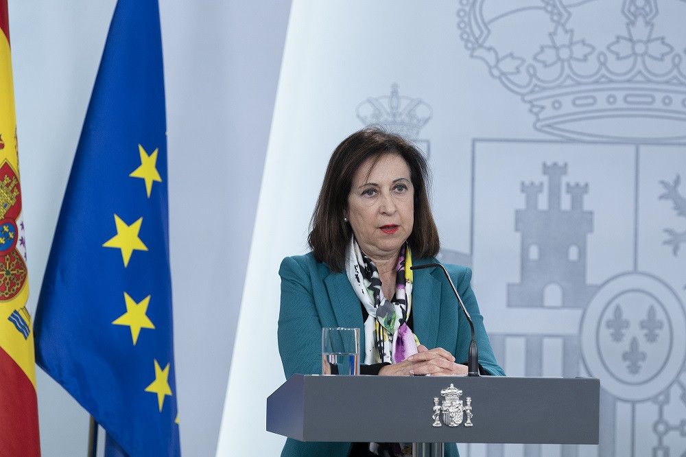 La ministra de Defensa y el JEMAD visitan el campamento de tránsito instalado en la base de Torrejón