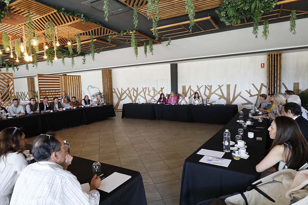 El Ayuntamiento aborda con los vecinos de Bello Horizonte el plan de reforma interior que transformará urbanísticamente la urbanización