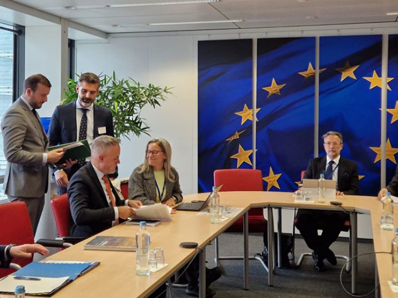 El comisario de Medio Ambiente de la UE se compromete a evaluar los argumentos de la Junta sobre Doñana