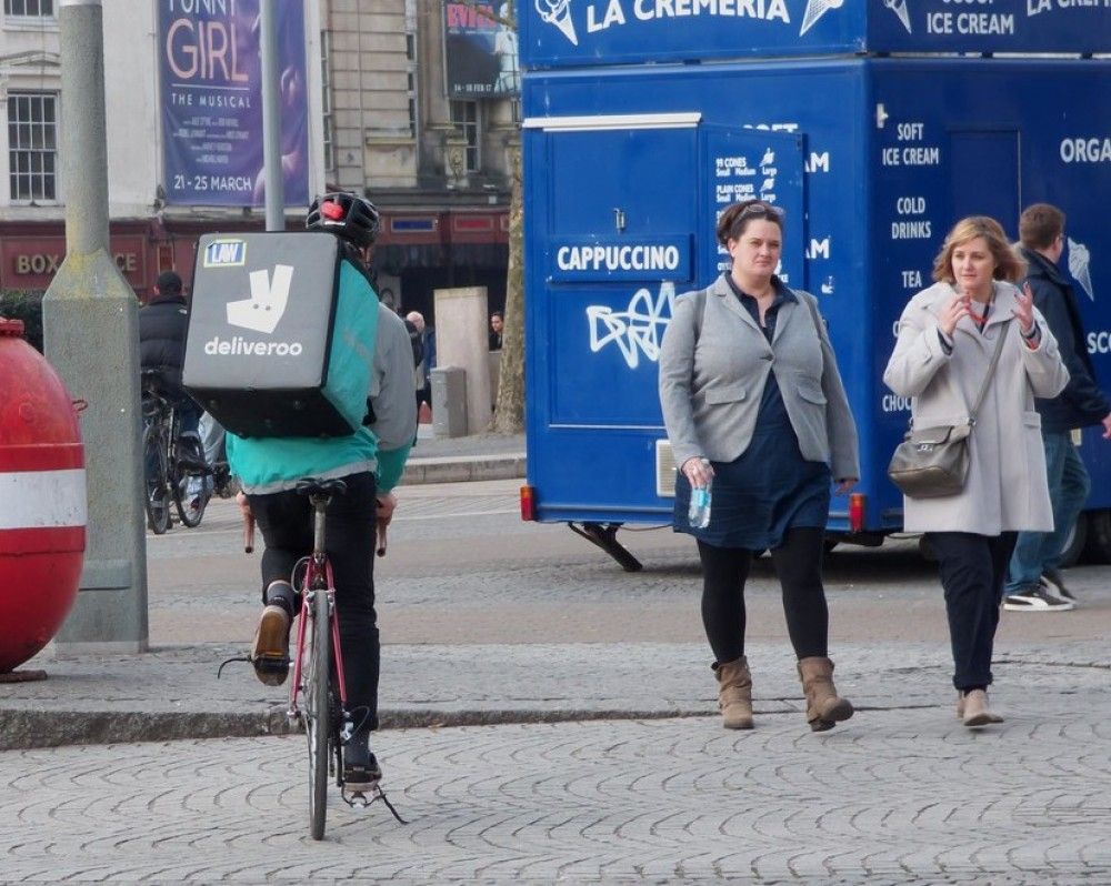 Una juzgado de lo Social de Zaragoza considera empleados por cuenta ajena a los "riders" de Deliveroo