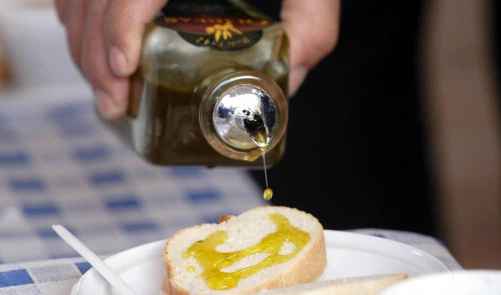 El consejero de Salud pide al Gobierno que reclame a la UE la máxima calificación para el aceite virgen extra y el aceite virgen