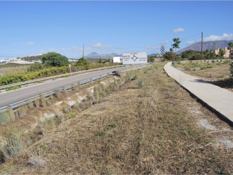 La Diputación invierte 533.000 euros en el ajardinamiento de 7.000 metros cuadrados junto a la carretera de entrada a Casares