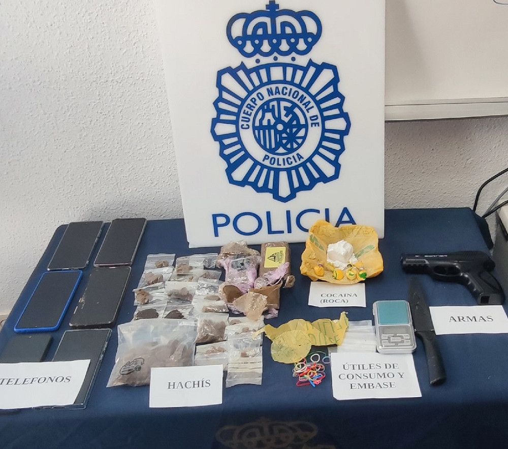 La Policía Nacional desmantela un punto de venta de drogas al menudeo en San Pedro Alcántara y detiene a tres personas