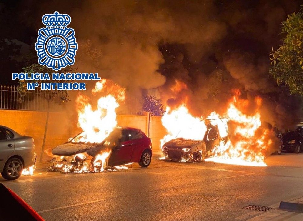 La Policía Nacional detiene a un hombre por el incendio intencionado de una quincena de vehículos en Fuengirola