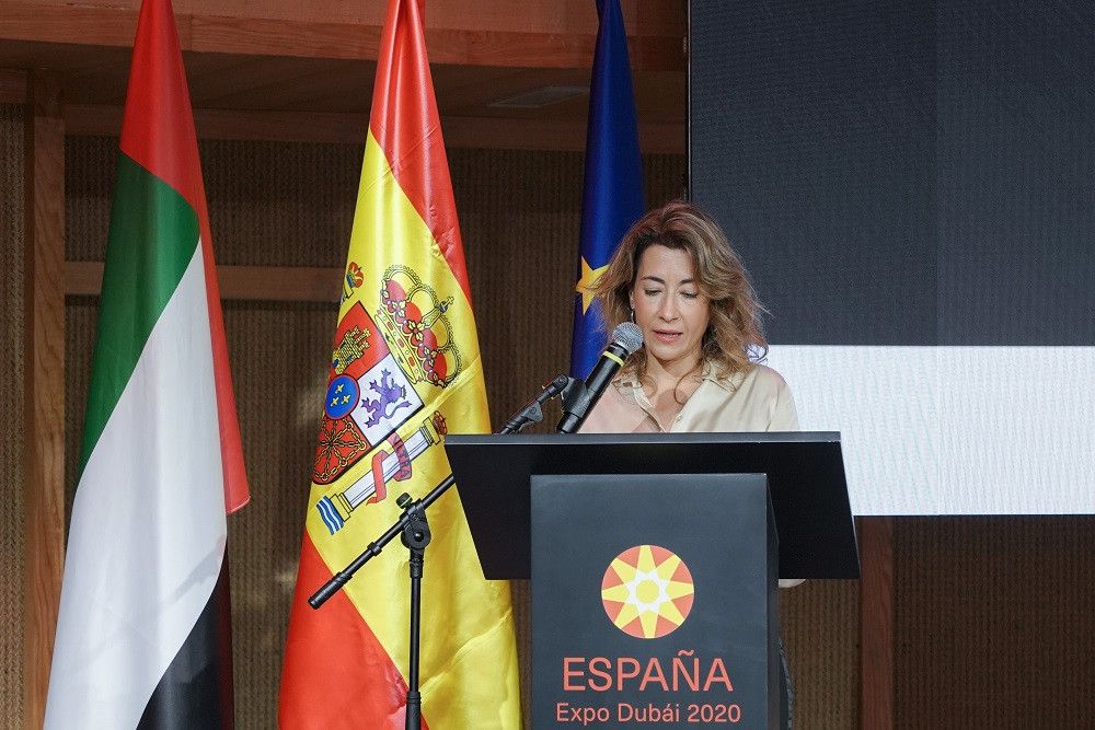 La ministra de Transportes destaca en Emiratos Árabes el interés de España en el desarrollo de la red ferroviaria del país