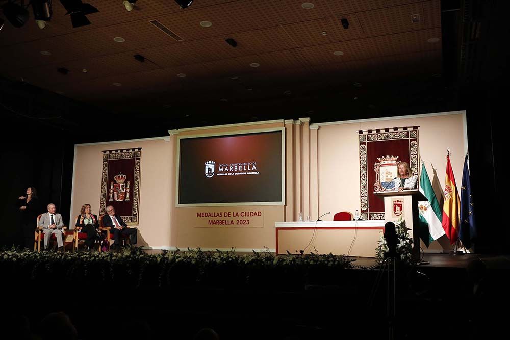 Entregadas las Medallas de la Ciudad a la Hermandad del Rocío, a la asociación CADI y al empresario Cristóbal Parra