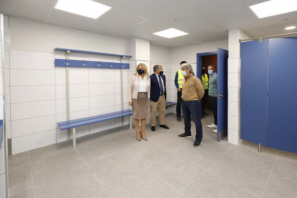 Completada la primera fase de la remodelación del pabellón Elena Benítez de San Pedro Alcántara con la mejora y ampliación de la zona de aseos y vestuarios