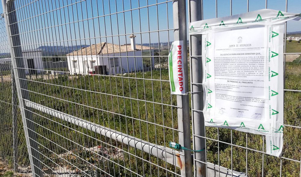 La Junta paraliza la construcción de 54 viviendas ilegales en suelo rústico en Paterna de Rivera (Cádiz)