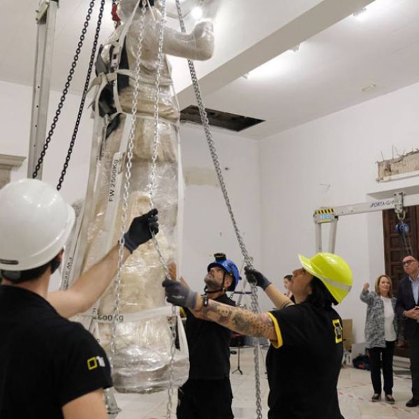El Arqueológico de Sevilla culmina el proceso de evacuación de fondos con el traslado de las grandes esculturas