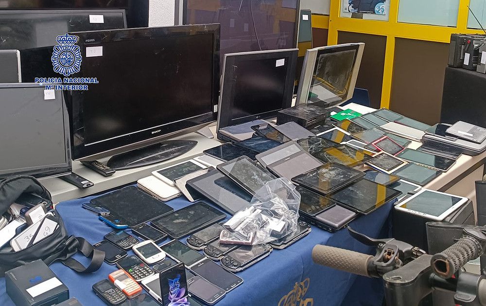 La Policía Nacional desarticula dos centros de receptación de efectos robados en La Palmilla (Málaga) y expone los objetos recuperados para localizar a los legítimos propietarios