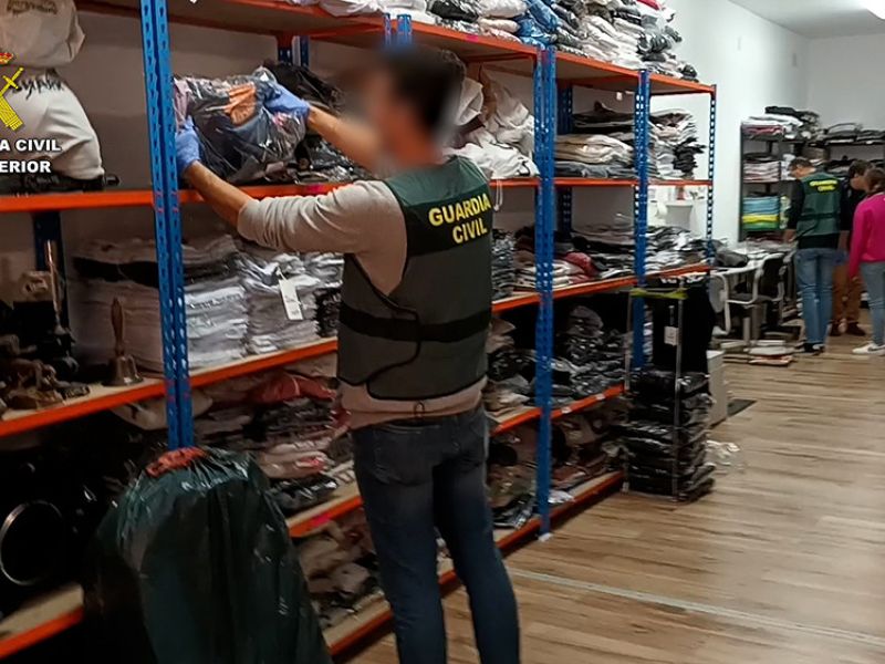 Desarticulada una organización criminal dedicada a la elaboración y venta de productos falsificados a través de Internet