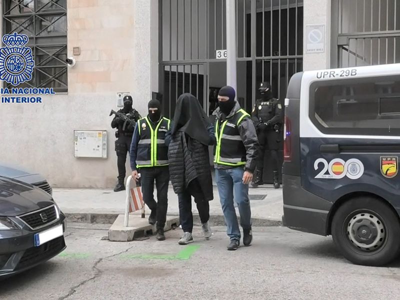 Una ONG siria asentada en España enviaba dinero a una milicia yihadista afilada a Al Qaeda