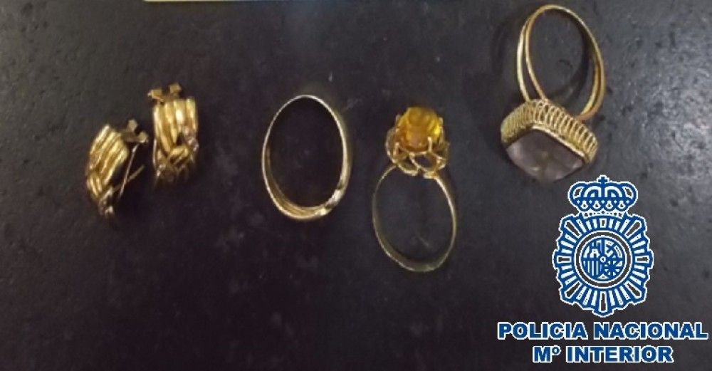 Detenida en Fuengirola una mujer por la sustracción de joyas a un matrimonio octogenario que cuidaba durante el confinamiento