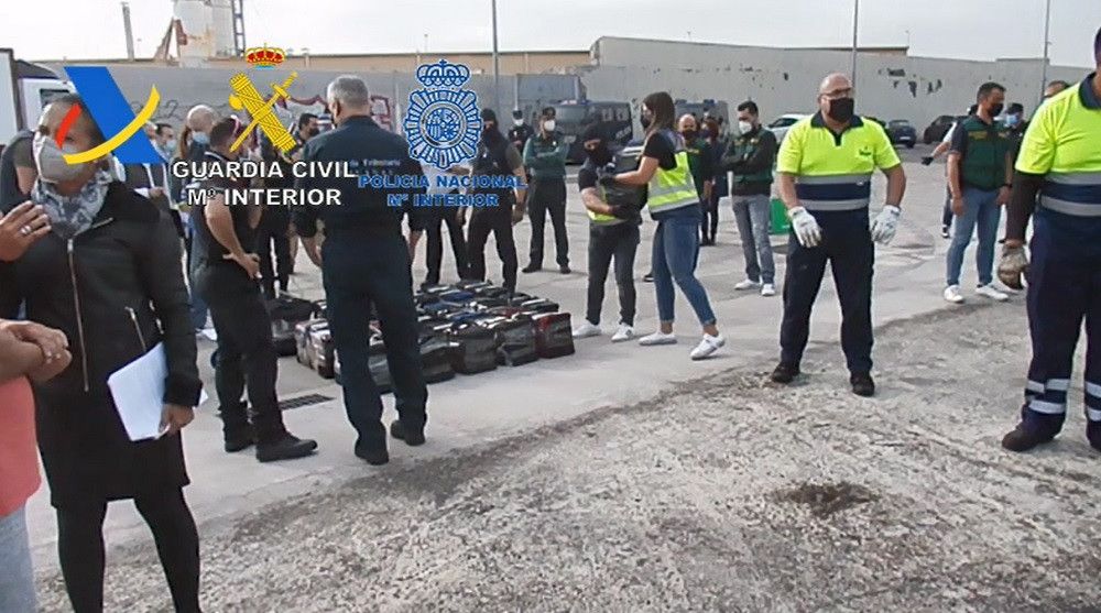 Interceptado un pesquero con 560 kilos de cocaína al norte de las Islas Canarias