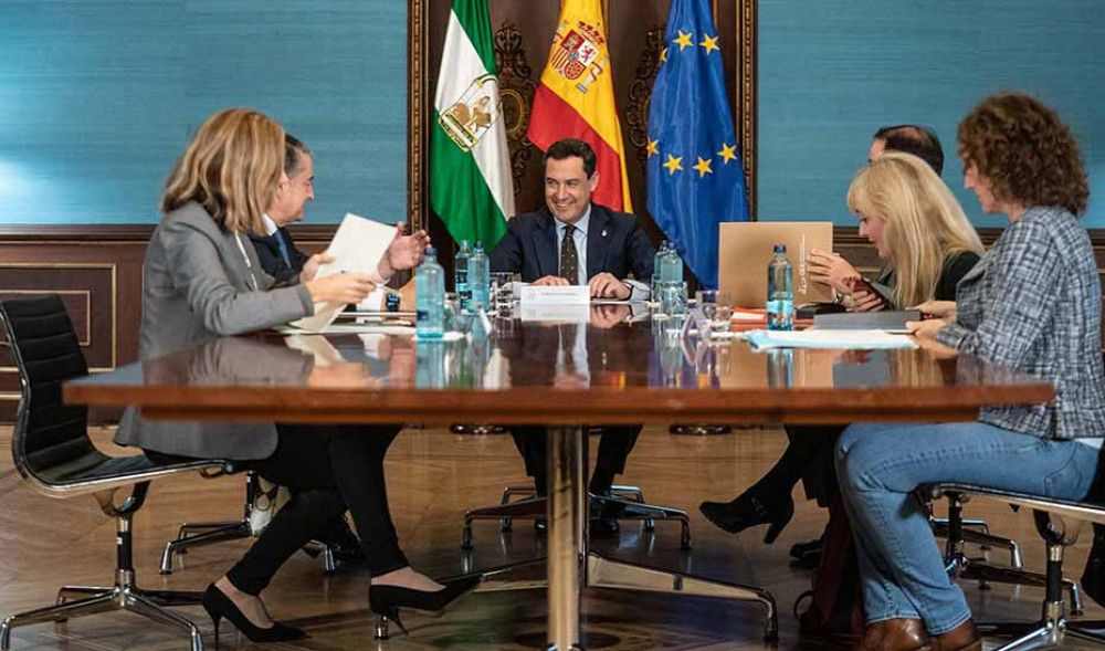 El presidente andaluz inicia con la CEA, UGT y CCOO las conversaciones para un nuevo acuerdo de diálogo social