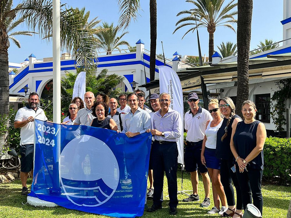 Los puertos deportivos de Estepona y La Duquesa izan sus Banderas Azules por 26 años consecutivos