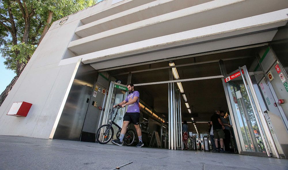 La Junta instalará aparcabicicletas seguros en los metros andaluces y el tranvía de la Bahía de Cádiz