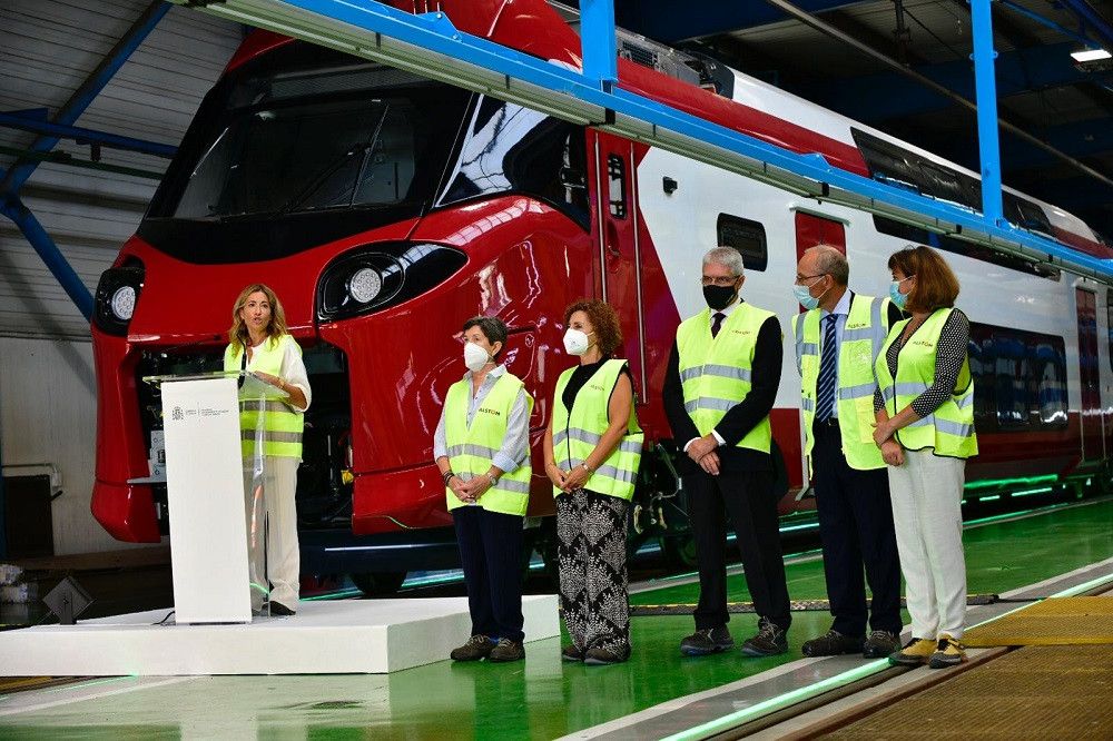 La ministra Raquel Sánchez visita la factoría donde se fabrican 152 trenes que renovarán la flota de Cercanías y Media Distancia de Renfe