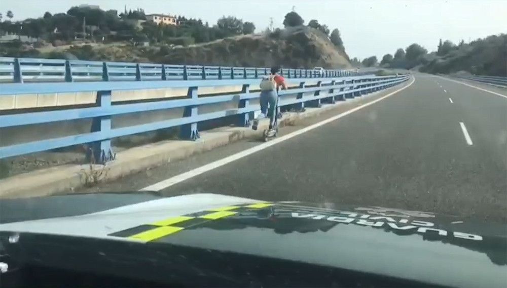Sancionada por circular durante doce kilómetros con un patinete eléctrico por la autopista AP-7 entre San Pedro y Estepona