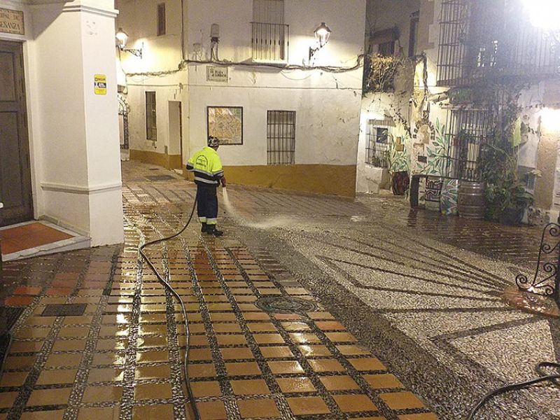 El Ayuntamiento pone en marcha un dispositivo especial de limpieza con motivo de la Semana Santa para retirar de las calles la cera de los desfiles procesionales