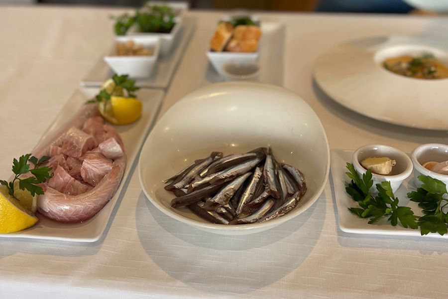 El boquerón victoriano viaja a Santoña, cuna de la anchoa en salazón, donde expertos exhiben sus posibilidades gastronómicas, seña de identidad en ambos destinos