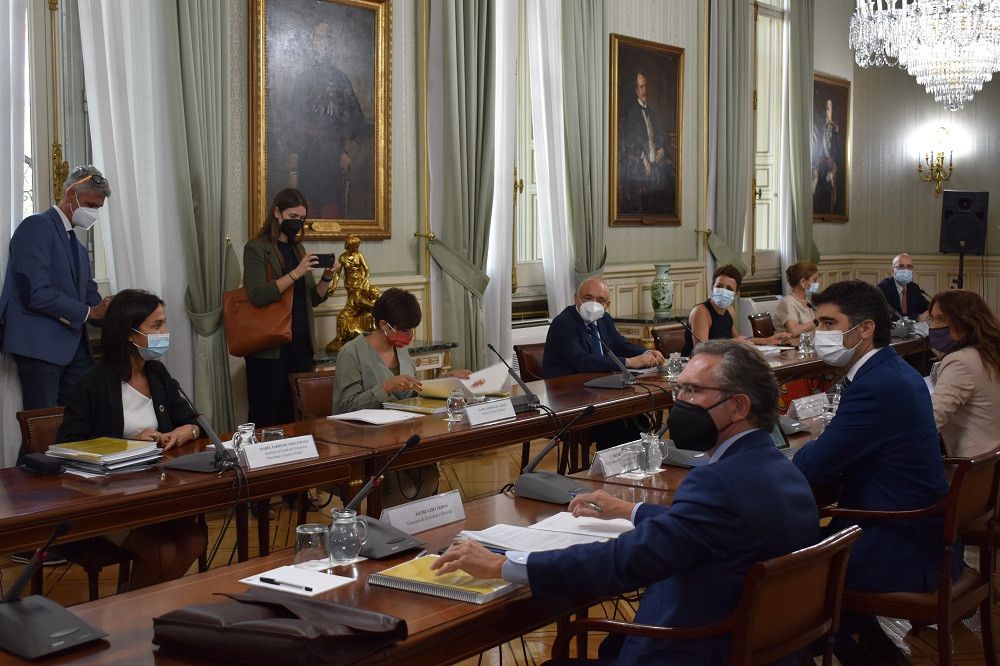 Más dinero y competencias para el secesionismo catalán tras la reunión bilateral Gobierno central-Generalitat