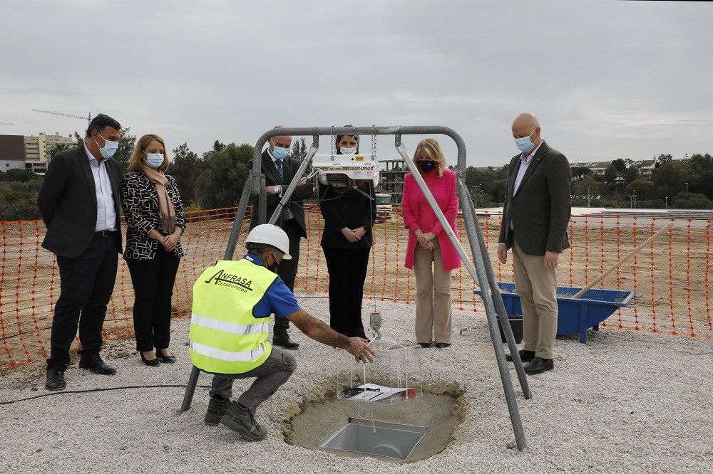 El consejero de Educación coloca la primera piedra del nuevo IES de Las Chapas, en Marbella