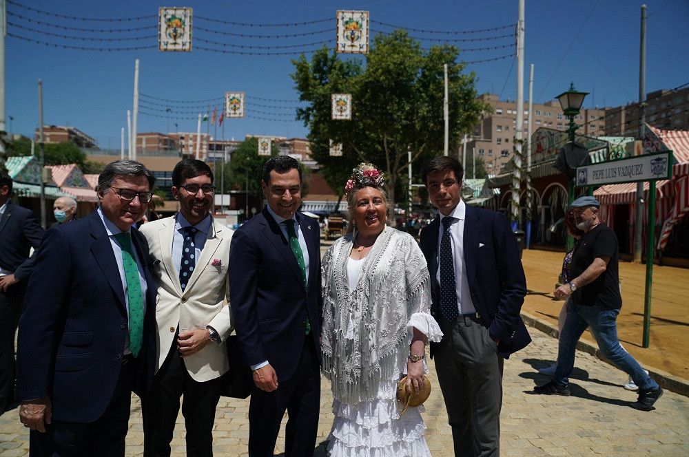 El presidente andaluz celebra la vuelta a la normalidad durante la visita a la Feria de Abril