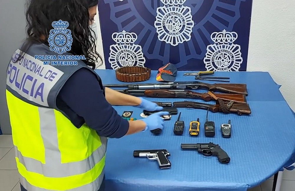 La Policía Nacional detiene a tres vigilantes de seguridad por asaltar dos viviendas en una lujosa urbanización de Estepona