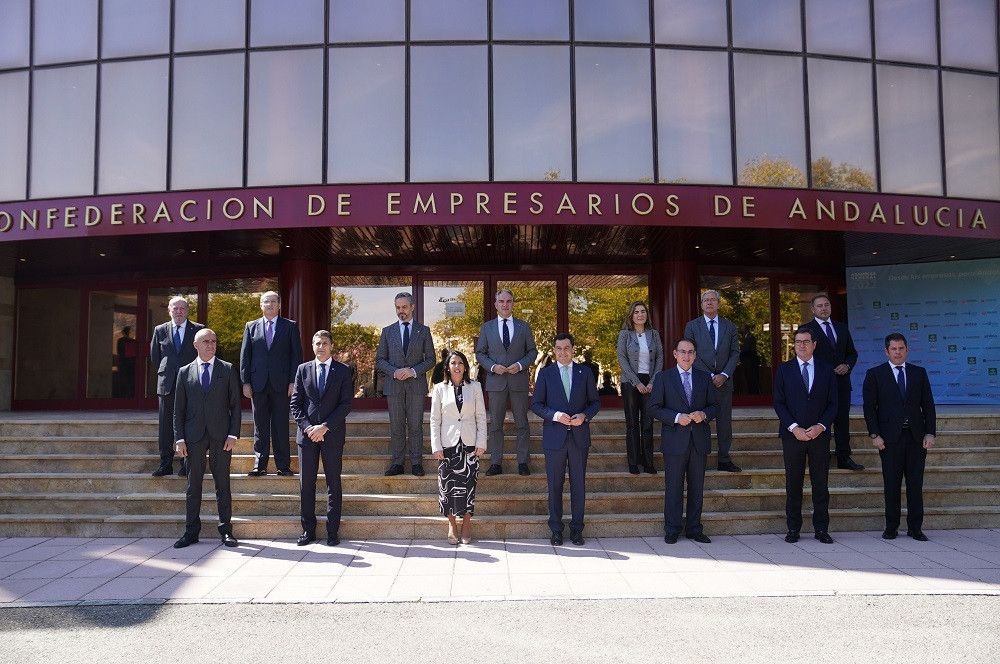 El presidente andaluz insta al Gobierno central a bajar impuestos y poner en marcha una batería de iniciativas para ayudar al sector productivo