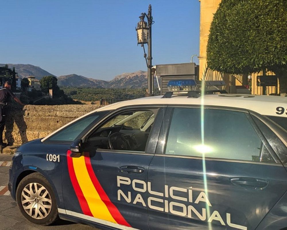 Entrega en la comisaría de Ronda un bolso con 1.500 euros y numerosas joyas de valor que había encontrado