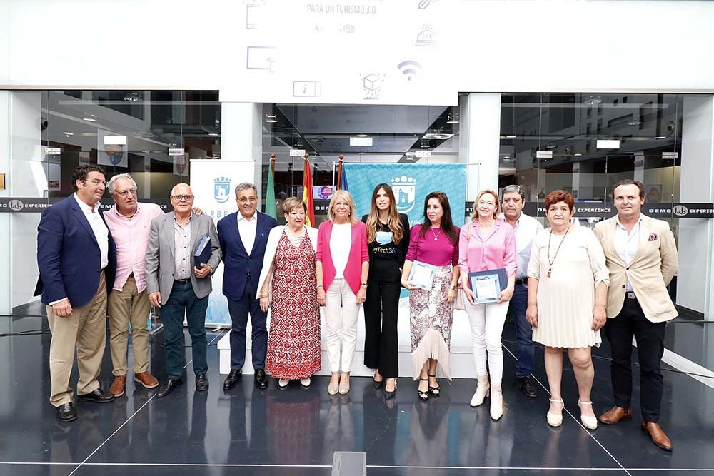 El Ayuntamiento destaca la “atención, cercanía y excelencia” de los comercios de Las Chapas, que convierten a Marbella “en un destino único”