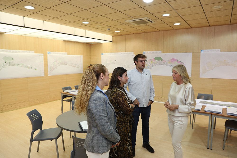 La alcaldesa visita la oficina de exposición pública del PGOM y recuerda que estará abierta hasta finales de julio