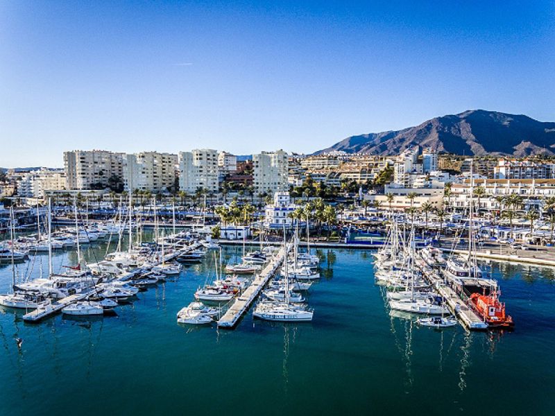 La Junta lanza un mensaje de tranquilidad a los usuarios de amarres y titulares de negocios del Puerto de Estepona