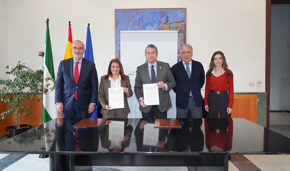 El Gobierno andaluz y la Federación Española de Salvamento firman un protocolo para salvar vidas en el medio acuático