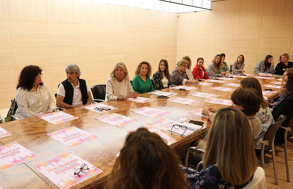 El Ayuntamiento mantiene una reunión de coordinación con una treintena de asociaciones que participarán el 5 de mayo en la nueva edición de la Feria Social